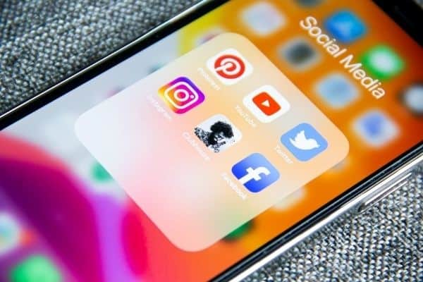 Chiến lược Marketing: Quản trị nhân sự là một hình thức tiếp thị mới 1 quan tri nhan su 1 Việc chia sẻ các bài đăng quảng cáo trên mạng xã hội có thể tạo ra những tác động ngược