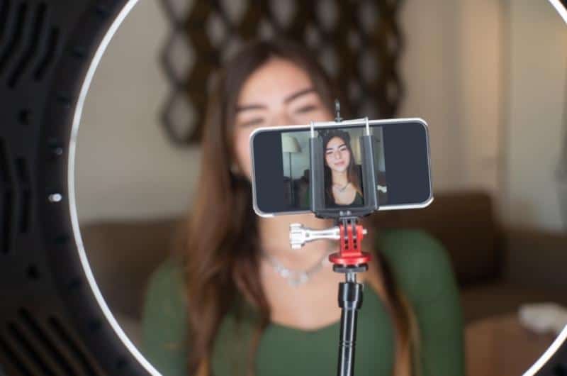 5 xu hướng content marketing nào lên ngôi trong năm 2021? 2 xu huong content marketing 2 Livestream giúp thương hiệu tương tác trực tiếp với một lượng lớn khách hàng trong thời gian thực