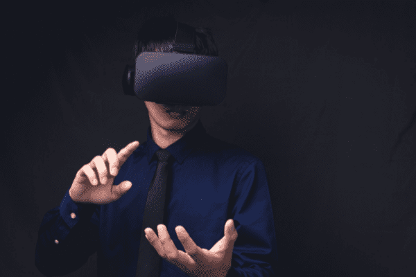 Những thiết bị trải nghiệm thực tế ảo cũng là một yếu tố trong vũ trụ ảo metaverse