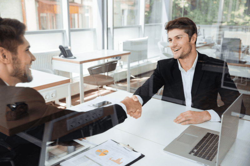 Xây dựng thương hiệu nhà tuyển dụng: Chiến lược thông minh thu hút và giữ chân nhân tài 4 xay dung thuong hieu nha tuyen dung 4 Tận dụng nhân viên hiện tại để xây dựng thương hiệu nhà tuyển dụng tốt