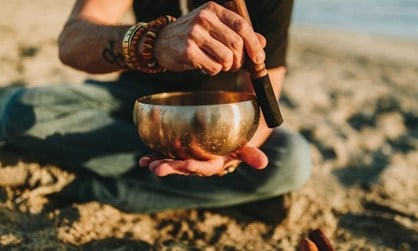 Chuông xoay Tây Tạng (chiếc chuông biết hát) là gì? Những điều nên biết về chuông xoay Tây Tạng 2 chuong xoay tay tang 2 Sự ma sát giữa vồ và mép chuông tạo ra âm thanh của chuông xoay