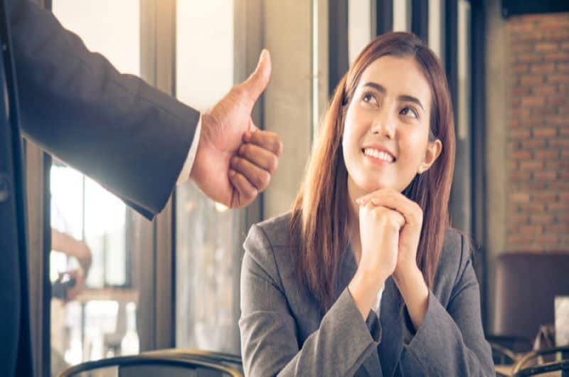 Làm thế nào mà những nhân viên hạnh phúc có thể làm tăng lợi nhuận của bạn 4 khen Đừng ngại khen nhân viên của bạn
